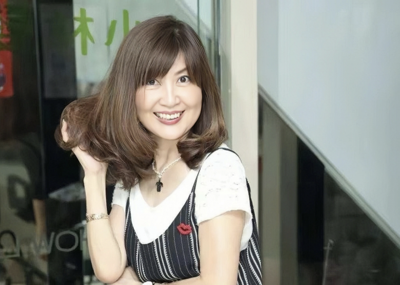 Vào năm 2015, bà từng đạt giải quán quân một cuộc thi dành cho những phụ nữ sau 40 vẫn có khả năng gìn giữ nhan sắc, trong khi bà đã ở độ tuổi U70.