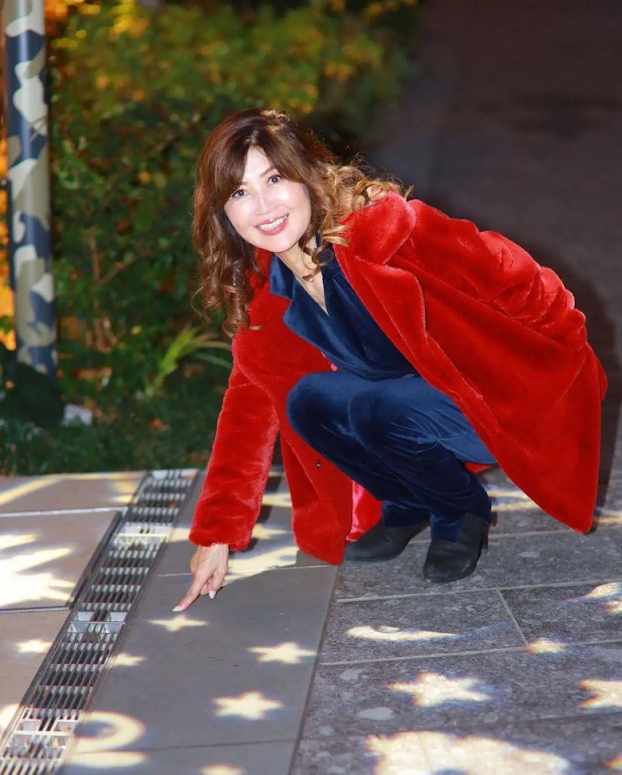 Nhiều lần bà đã phải dùng chứng minh nhân dân để làm bằng chứng cho số tuổi thật của mình. Mỗi lần ra đường cùng hai con trai (hơn 40 tuổi) bà thường bị nhầm là em gái.