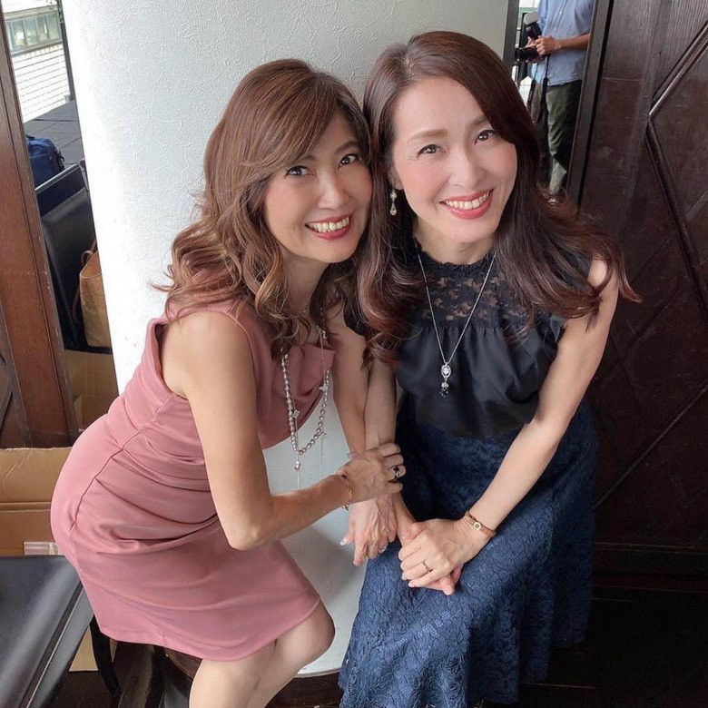 Sau khi những hình ảnh của cụ bà lan truyền rộng rãi, thông tin về cụ được tìm ra. Được biết đây là bà Junko Ueno, đã sang tuổi 72 nhưng trông giao diện lại cứ như thể mới chỉ là quý cô tuổi 40.