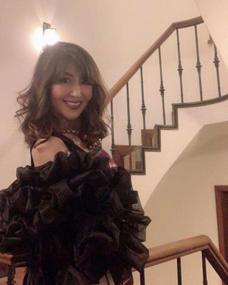 Cụ bà nổi tiếng được tặng nhiều biệt danh có cánh như "phép màu 70 tuổi" hay "phù thủy làn da".