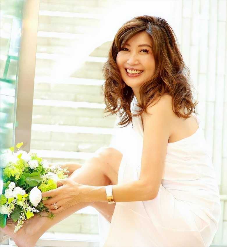 Một số bộ phận còn hoài nghi về nhan sắc của quý bà và cho rằng bà đã thẩm mỹ, tuy nhiên bà khẳng định chưa bao giờ động chạm "dao kéo".