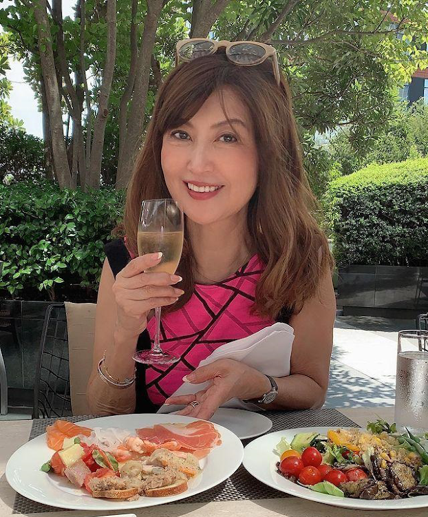 Trong khi nhiều chị em đã phải đối mặt với trình trạng lão hoá da từ khi mới ở ngưỡng U30, người phụ nữ này vẫn sở hữu nước da mịn màng, hồng hào đáng ngưỡng mộ.