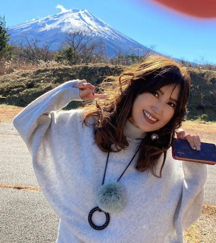 Bà Junko Ueno còn sở hữu gu thời trang tối giản, thanh lịch càng giúp quý cô tuổi 72 trông như 40.