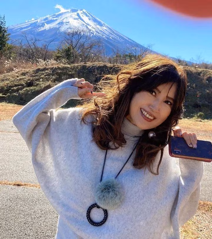 Bà Junko Ueno còn sở hữu gu thời trang tối giản, thanh lịch càng giúp quý cô tuổi 72 trông như 40.