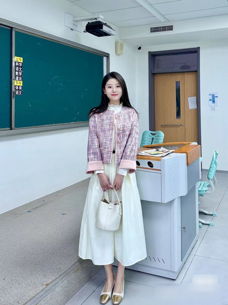 Có phong cách thời trang đến lớp khá đa dạng, bên cạnh những lời khen, cô giáo tiểu học nhận về không ít ý kiến trái chiều.