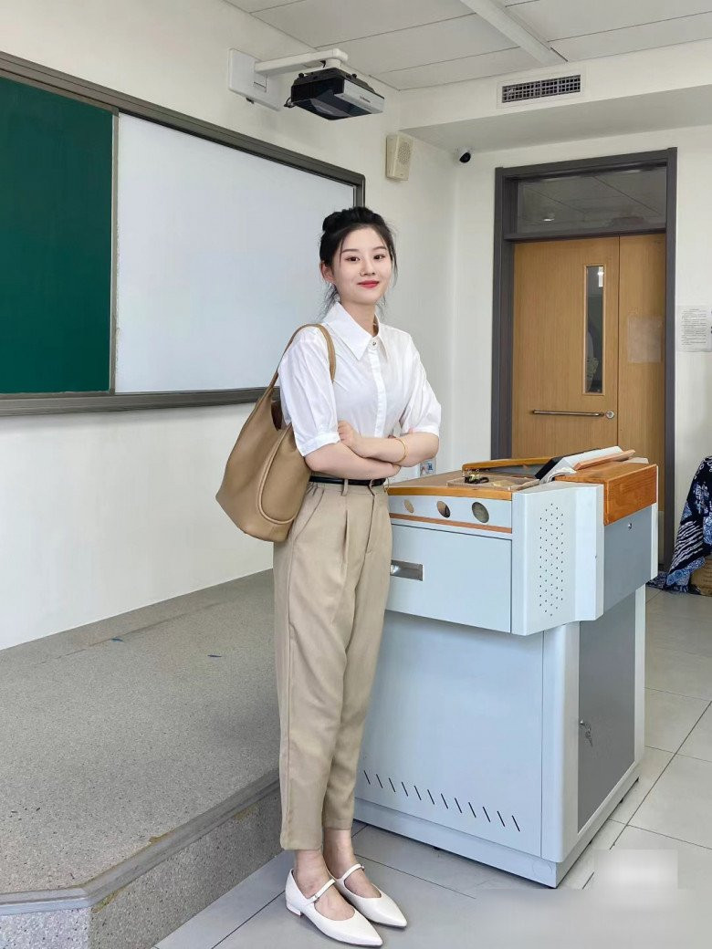 Trang cá nhân của cô giáo trẻ thu hút hàng chục nghìn lượt theo dõi và thả tim nhờ gương mặt xinh xắn không thua kém gì hot girl cùng phong cách "hút mắt".