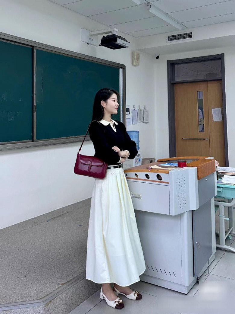 Cô giáo gây ấn tượng với ngoại hình xinh xắn, ngọt ngào cùng phong cách thời trang thanh lịch.