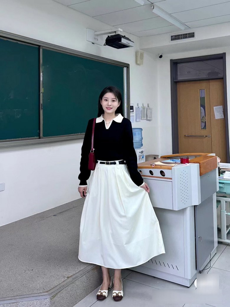 Theo như tìm hiểu, danh tính của nữ giáo viên trẻ này là Dĩ Nam, sinh năm 1998.