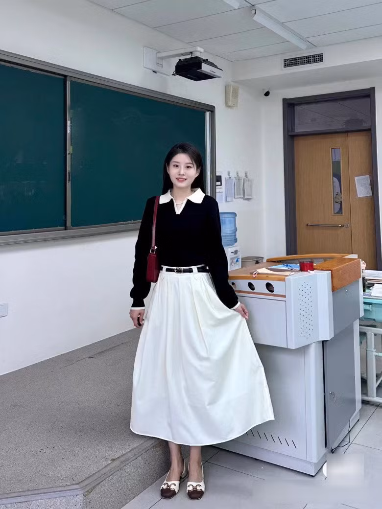 Theo như tìm hiểu, danh tính của nữ giáo viên trẻ này là Dĩ Nam, sinh năm 1998.