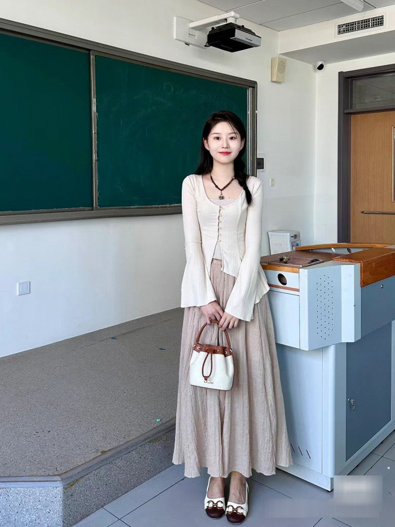 Các clip của cô giáo dễ dàng thu hút hàng triệu lượt xem, ngàn cái thả tim và loạt bình luận tích cực từ cộng đồng mạng.