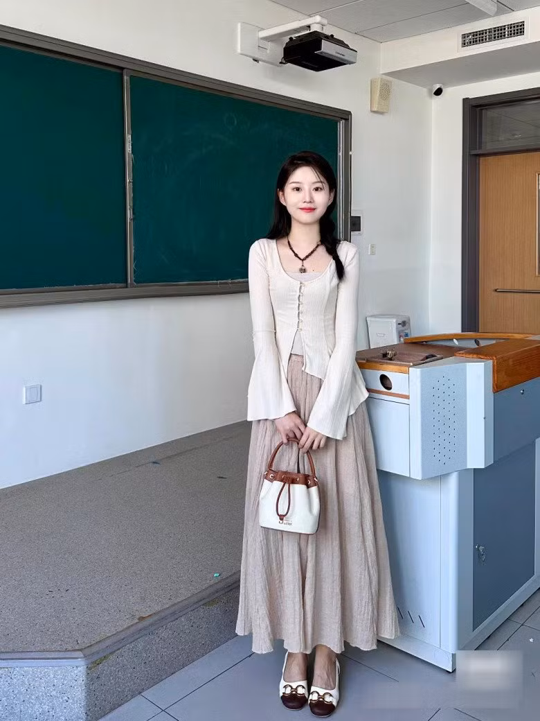 Các clip của cô giáo dễ dàng thu hút hàng triệu lượt xem, ngàn cái thả tim và loạt bình luận tích cực từ cộng đồng mạng.