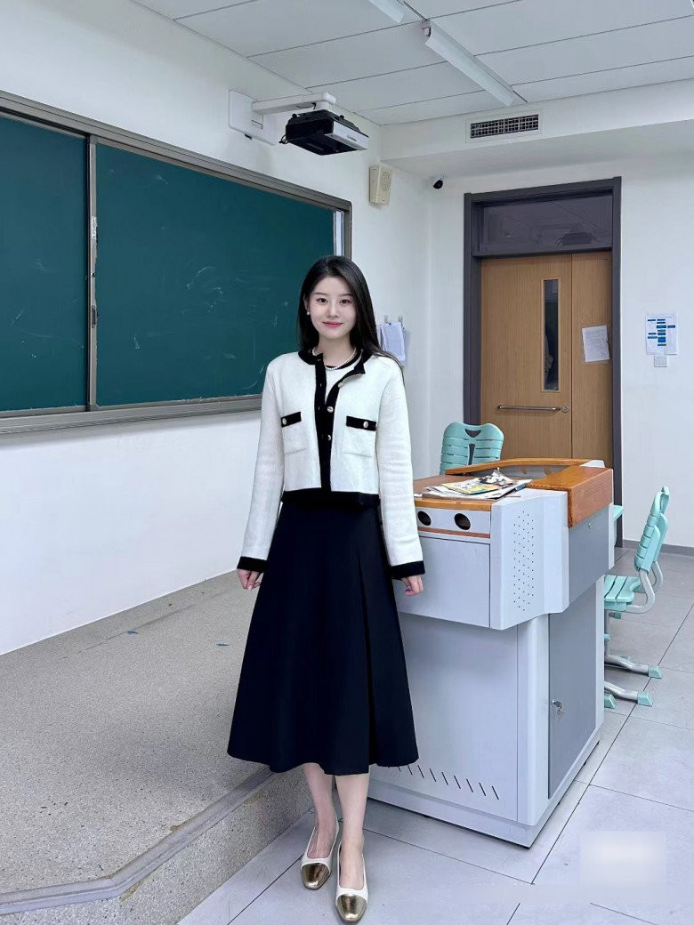 Có lẽ, vì là một giáo viên dạy Mỹ thuật nên mắt thẩm mỹ của cô giáo trẻ dường như cũng tốt hơn nhiều người.