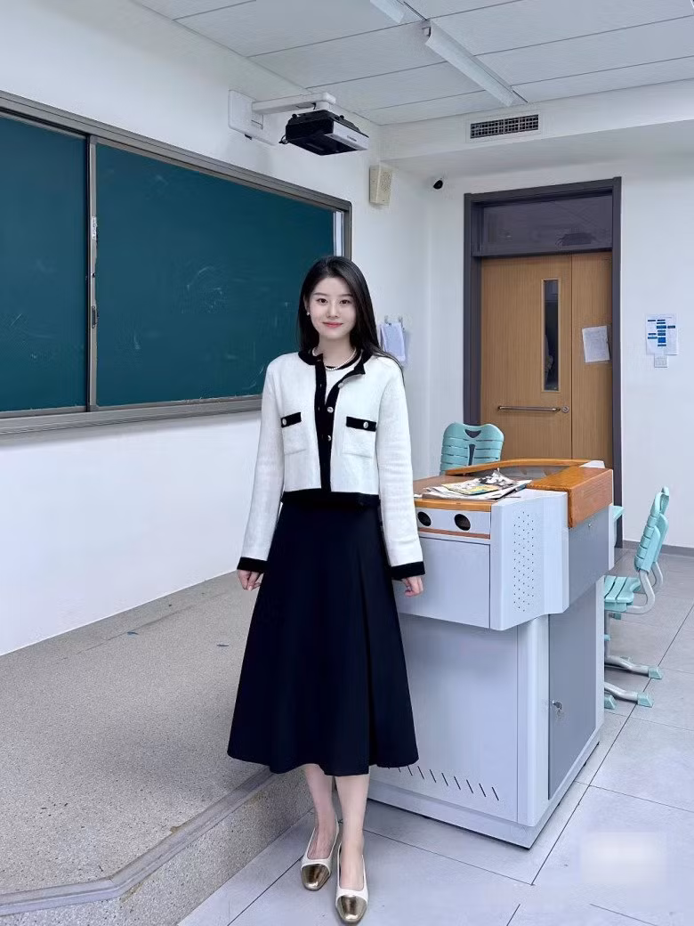 Có lẽ, vì là một giáo viên dạy Mỹ thuật nên mắt thẩm mỹ của cô giáo trẻ dường như cũng tốt hơn nhiều người.