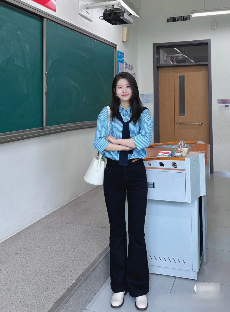 Hầu như trong những bức ảnh check in hàng ngày của mình, cô giáo 24 tuổi chưa bao giờ mặc trùng quần áo.