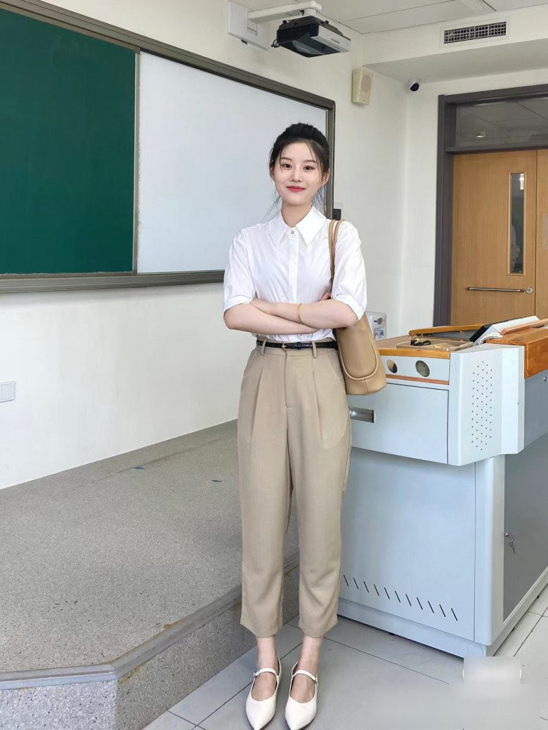 Hiện tại, cô đang công tác tại một trường tiểu học với vai trò giáo viên Mỹ thuật tại một trường tiểu học công lập nằm ở trung tâm Thiên Tân, Trung Quốc.