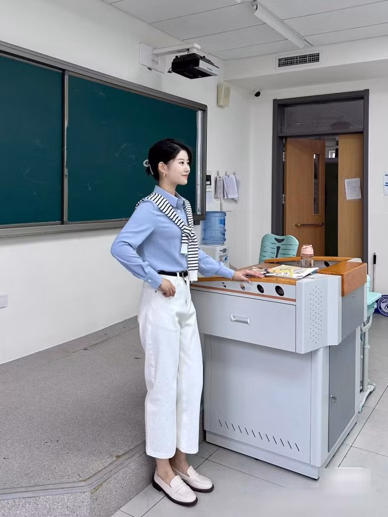 Cô luôn được lòng nhiều phụ huynh khi luôn ăn mặc chuẩn mực, không hề hở hang hay đi ngược với thuần phong mỹ tục.