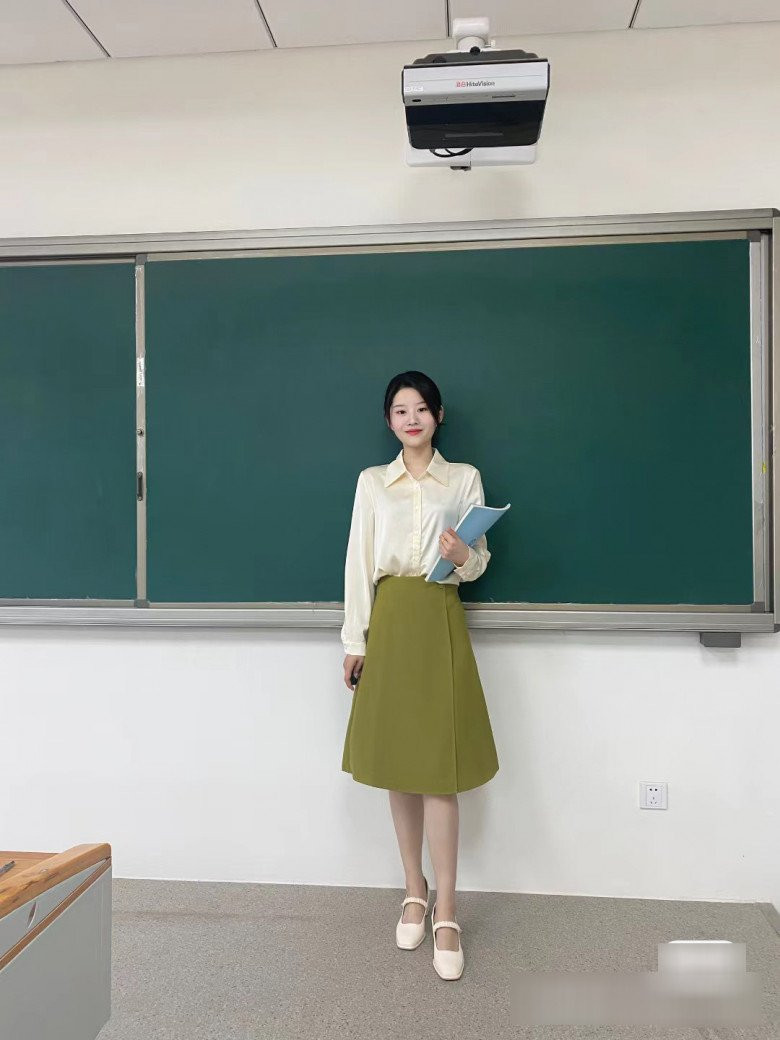 Giữa hàng nghìn hot girl với những màn khoe dáng táo bạo, cô giáo này luôn ghi điểm bởi những outfit vô cùng kín đáo, chuẩn mực nhưng cũng vô cùng sành điệu.