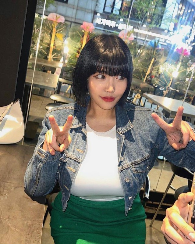 Cô cũng được một số nhãn hàng đồ uống lựa chọn làm người mẫu quảng cáo.