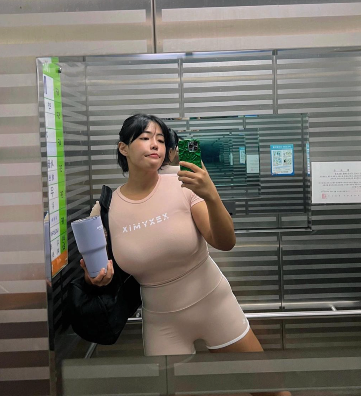 Ngoài giảm hơn nửa tạ mỡ, cô còn thực hiện ca phẫu thuật nâng cấp vòng một để thân hình hoàn hảo hơn.