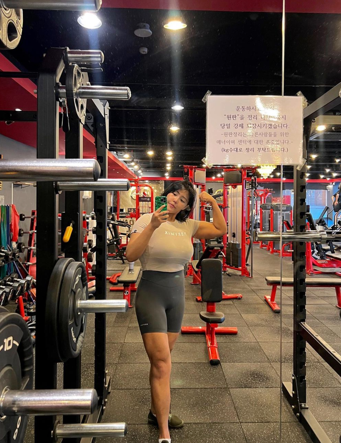 Người đẹp cũng tự tin hơn khi chia sẻ các hình ảnh, khoảnh khắc lên MXH tương tác với người hâm mộ.