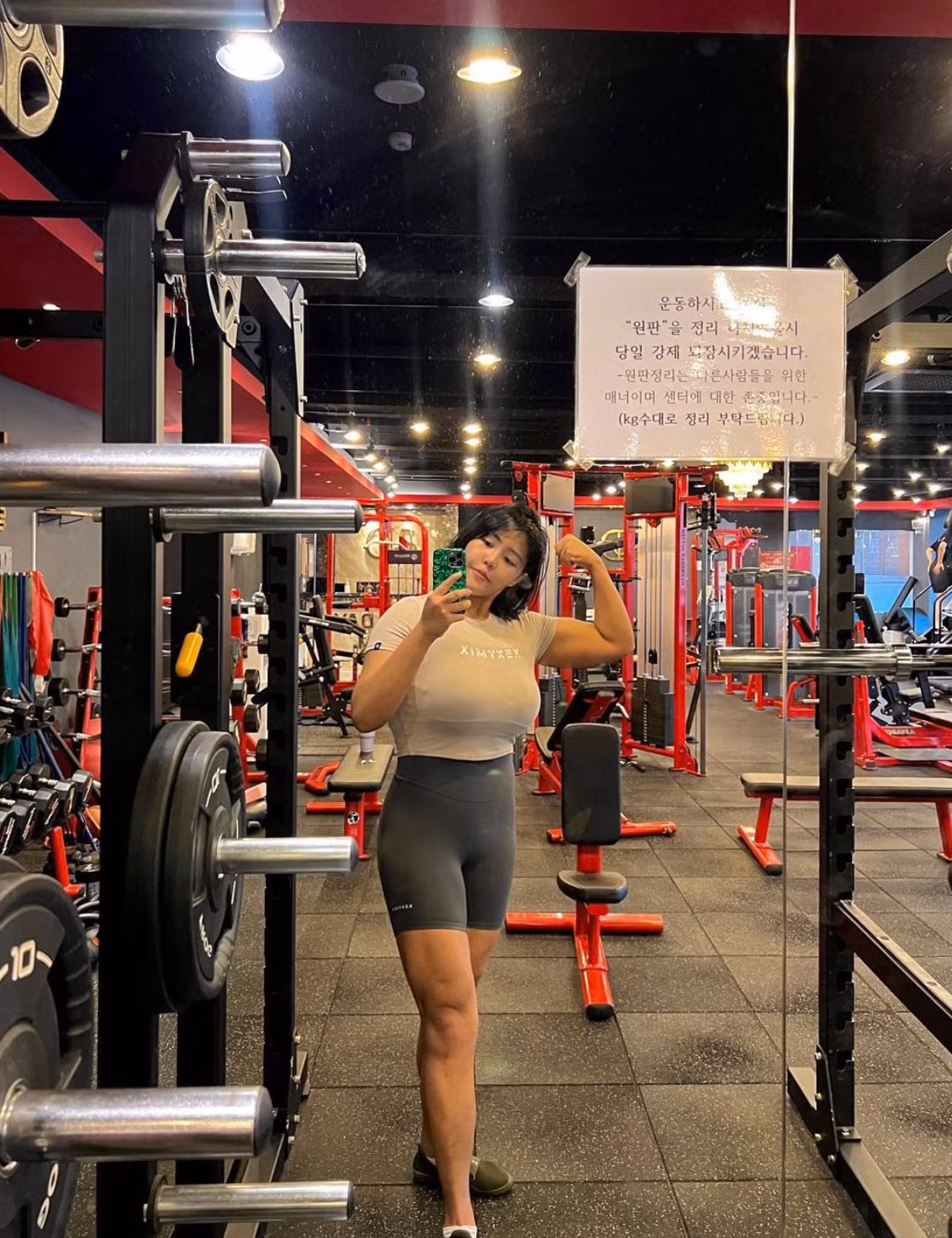 Người đẹp cũng tự tin hơn khi chia sẻ các hình ảnh, khoảnh khắc lên MXH tương tác với người hâm mộ.