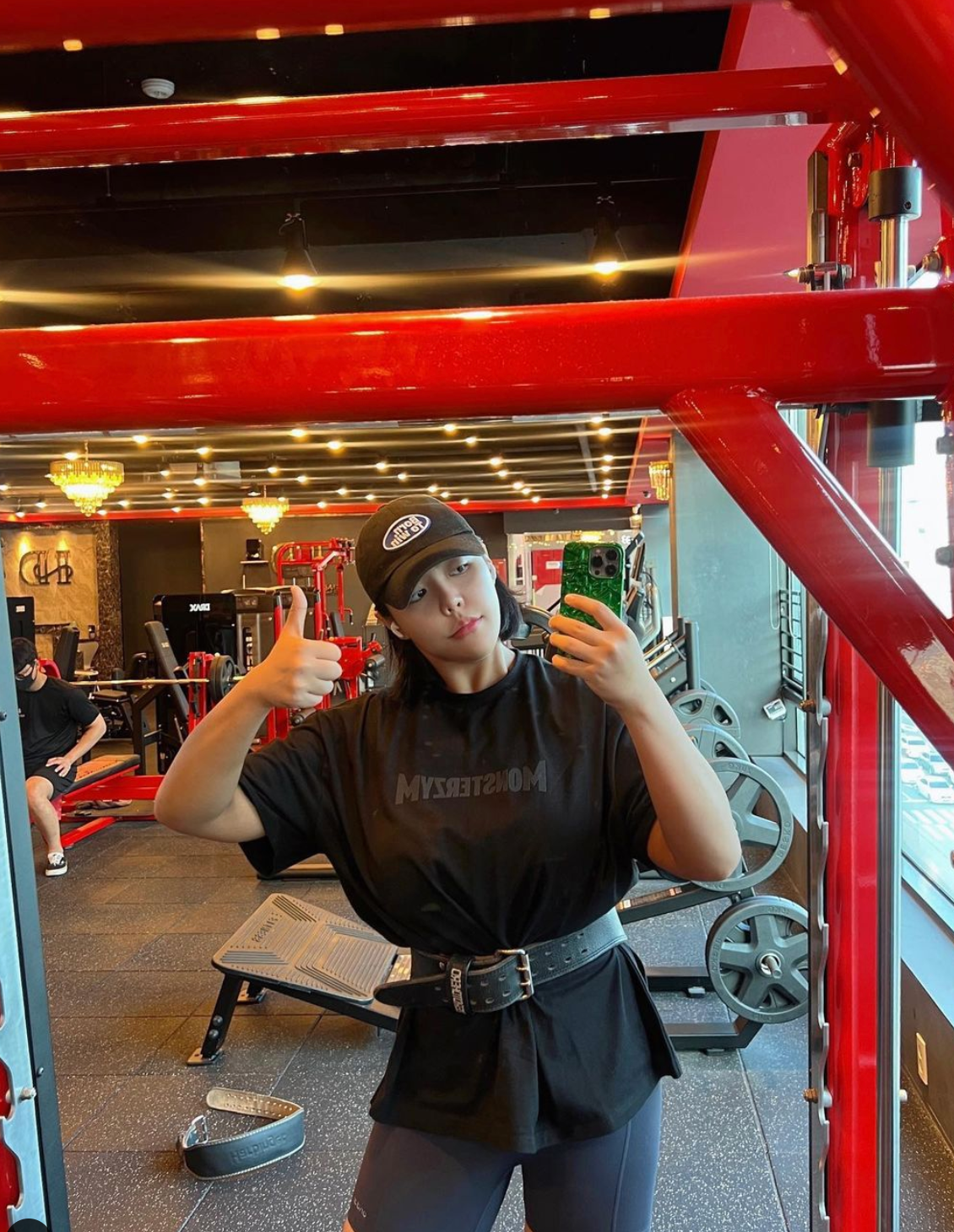 Sau khi giảm cân và nâng cấp vòng 1, cô có thể thoải mái diện những trang phục bó sát mà không phải tự ti về bề ngoài.