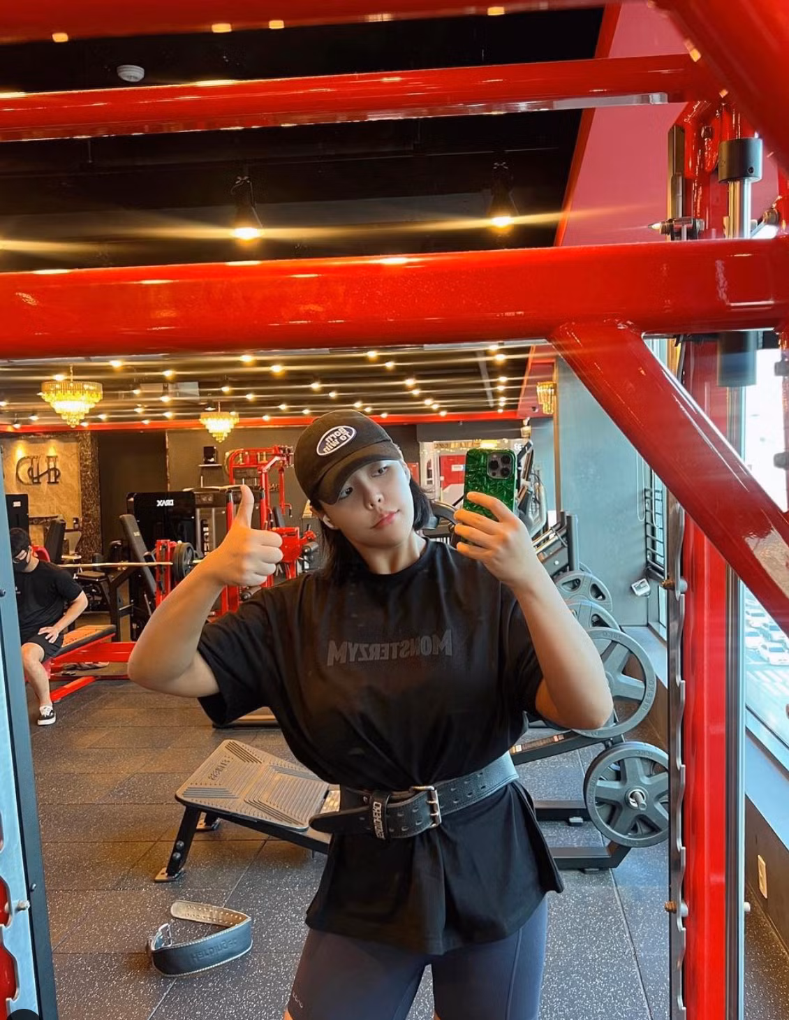 Sau khi giảm cân và nâng cấp vòng 1, cô có thể thoải mái diện những trang phục bó sát mà không phải tự ti về bề ngoài.