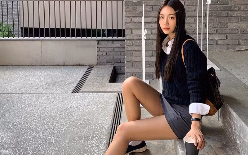 Trên trang cá nhân, cô nàng xinh đẹp nhanh chóng thu về hàng chục ngàn lượt tương tác nhờ những set đồ đơn giản nhưng lại tôn dáng hiệu quả.