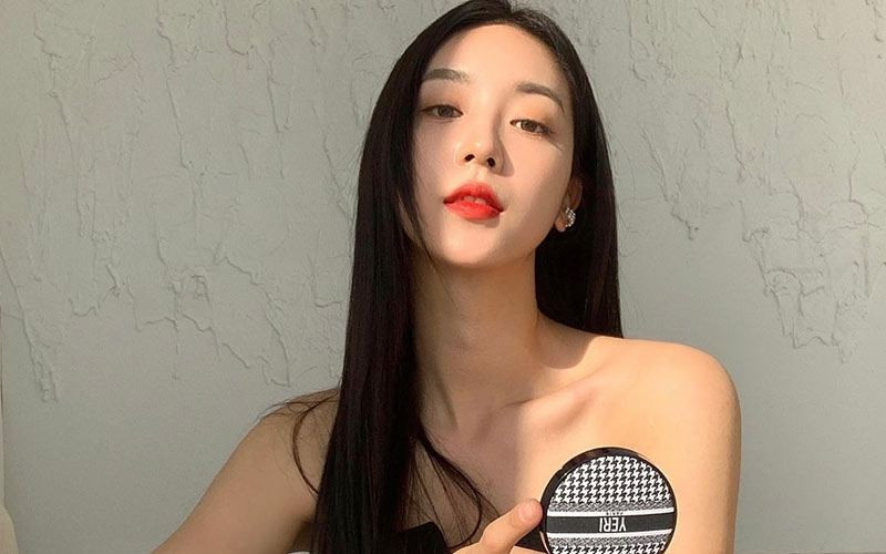 Nhờ hình thể đẹp như tạc tượng, đôi chân dài 1m1 Yeli nổi danh, mặc đồ gì cũng đẹp.