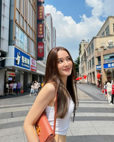 Ngoài ra, cô cũng sở hữu gương mặt ưa nhìn với góc nghiêng đắt giá.