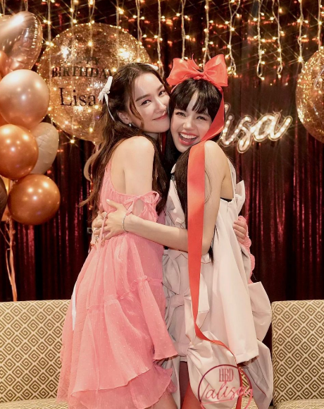 Theo đồn đoán, Lisa đi cùng hội chị em thân thiết, trong đó đáng chú ý là người đẹp Thái Lan Diana Flipo.