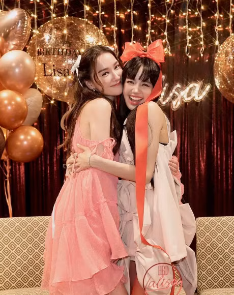 Theo đồn đoán, Lisa đi cùng hội chị em thân thiết, trong đó đáng chú ý là người đẹp Thái Lan Diana Flipo.