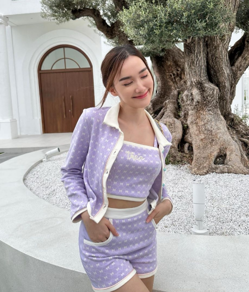 Diana sở hữu khuôn mặt dễ gây thiện cảm. Khuôn mặt cô rất cân đối với những đường nét đẹp thanh tú.