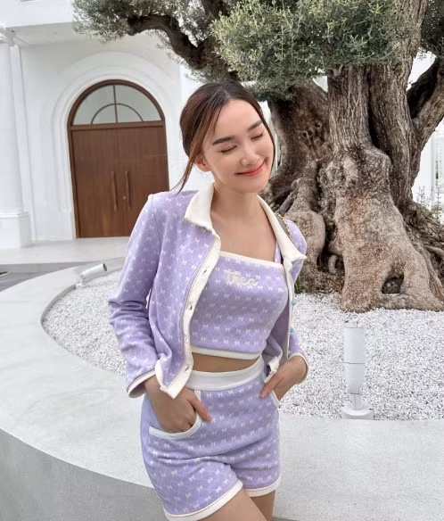 Diana sở hữu khuôn mặt dễ gây thiện cảm. Khuôn mặt cô rất cân đối với những đường nét đẹp thanh tú.