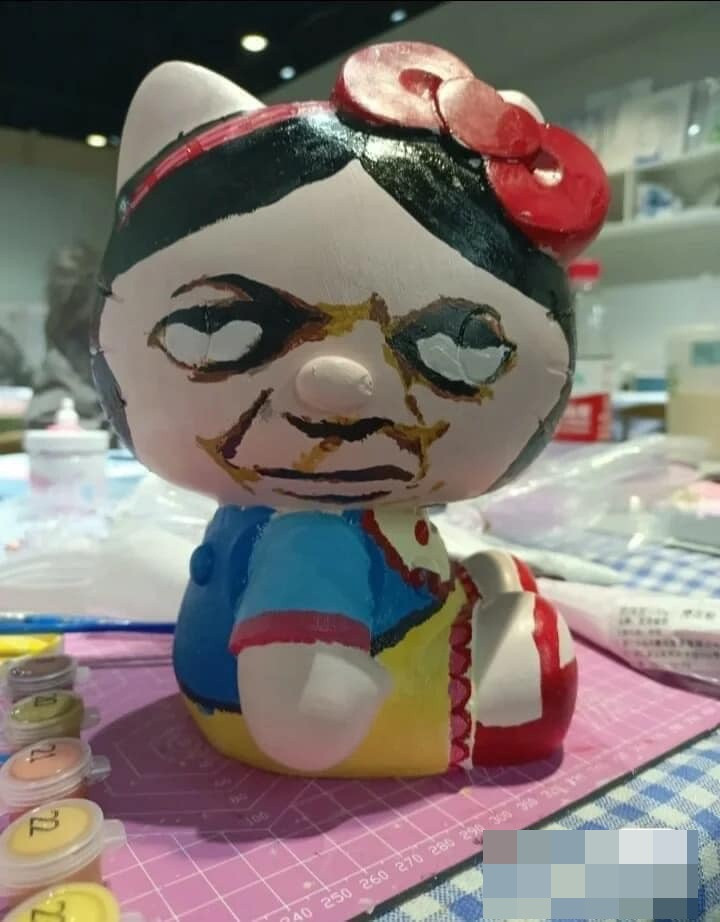 Thay vì tỉ mẩn tô từng nét vẽ lên bức tượng, nhiều bạn trẻ ít hoa tay lại trộn lẫn màu và hoàn thành bức tượng một cách khó hiểu.