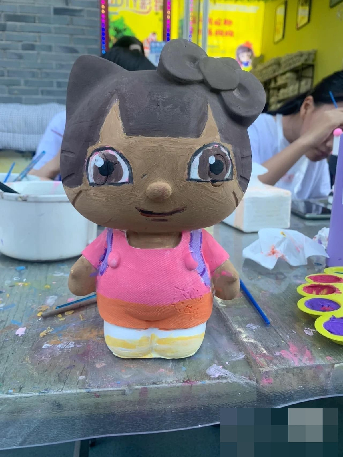 Dù là trẻ con hay người lớn thì cũng sẽ có lúc không hề khéo léo, tạo nên không ít những màn tô tượng thảm hoạ như thế này.