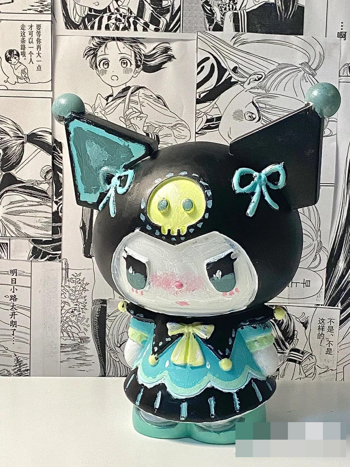 Những bức tượng sau khi được tô vẽ không còn nhận ra được hình hài ban đầu của nó.