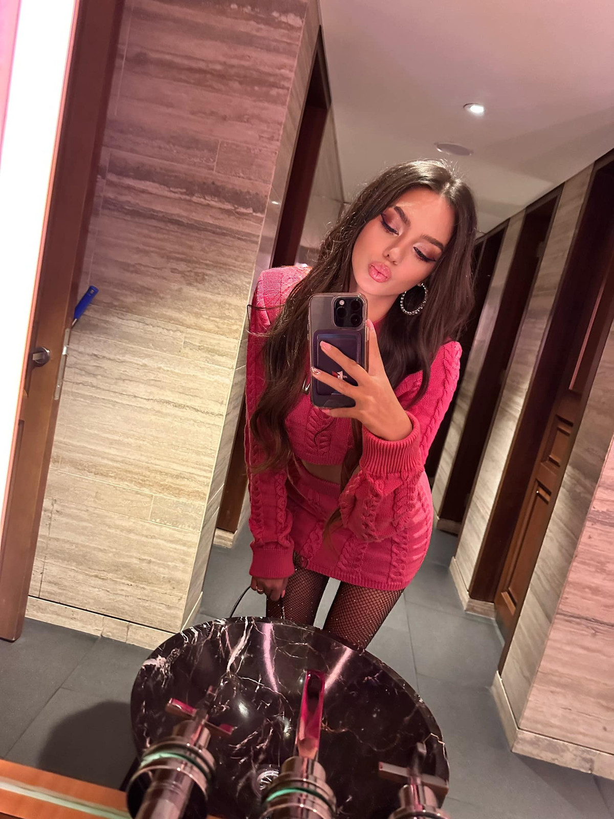 Người đẹp đắt show diễn thời trang, chụp ảnh quảng cáo tại Việt Nam.