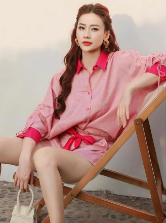 Sâu Xinh - bạn gái Văn Thanh là nàng WAG mới nổi tiếng thời gian gần đây. Ngoài đời, Sâu Xinh có gu thời trang đa dạng.