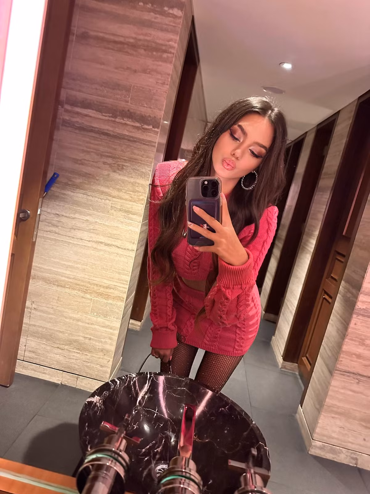 Người đẹp đắt show diễn thời trang, chụp ảnh quảng cáo tại Việt Nam.