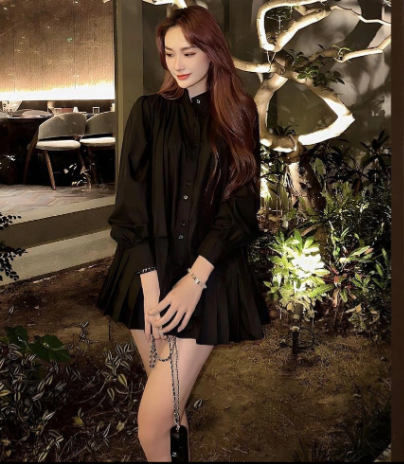 Theo dõi trang cá nhân dễ nhận thấy cô nàng cũng là tín đồ của hàng hiệu như túi Jacquemus Le Chiquito từng "làm mưa làm gió" khi ra mắt vào mùa mốt Thu - Đông 2018.