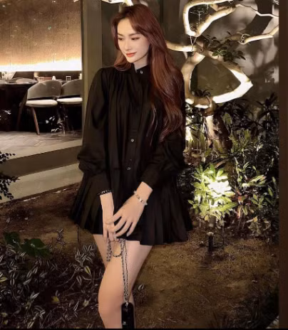 Theo dõi trang cá nhân dễ nhận thấy cô nàng cũng là tín đồ của hàng hiệu như túi Jacquemus Le Chiquito từng "làm mưa làm gió" khi ra mắt vào mùa mốt Thu - Đông 2018.