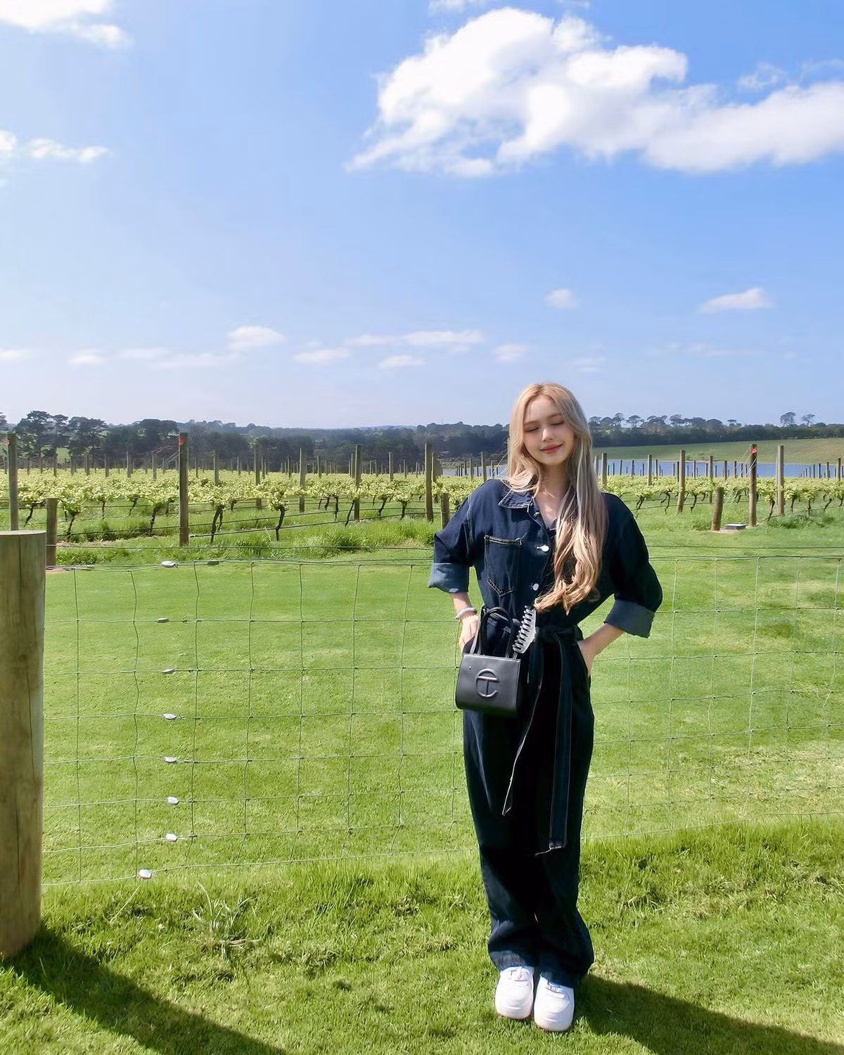 Netizen biết điều này không khỏi ngạc nhiên vì với điều kiện vật chất như Xoài Non, không thiếu gì mà phải dùng hàng ""fake".