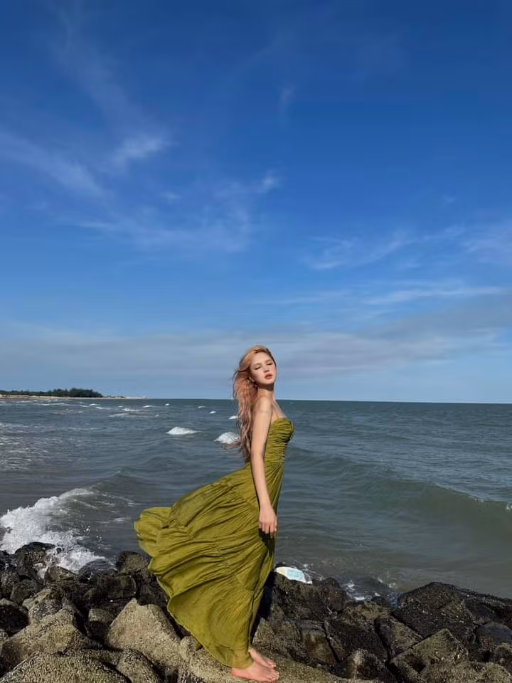 Cô nàng sinh năm 2002 là một hot girl, mẫu ảnh rất được hâm mộ và săn đón với hàng triệu người theo dõi trên nền tảng MXH.