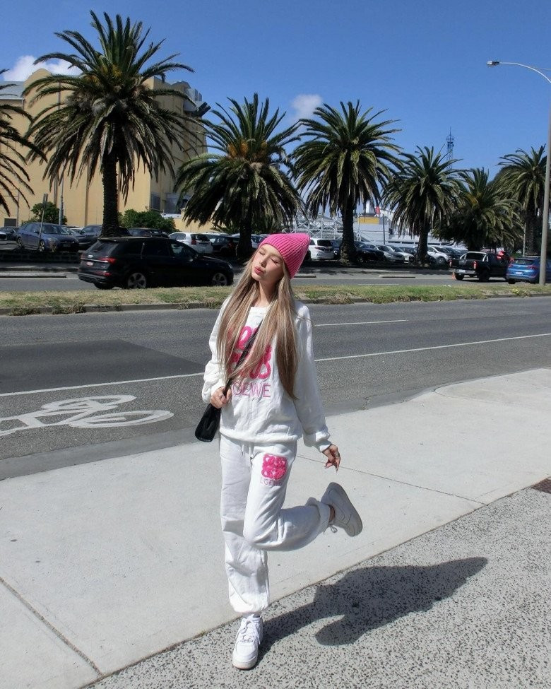 Trong một lần Xoài Non tự nhận mình dùng hàng “ fake" khiến netizen bất ngờ. Cụ thể, cô chia sẻ rằng đôi dép hãng Chanel mà cô đeo trong lần đến Đà Lạt thực chất là hàng chợ, được mua ở chợ Đà Lạt với giá 350.000 ngàn đồng.