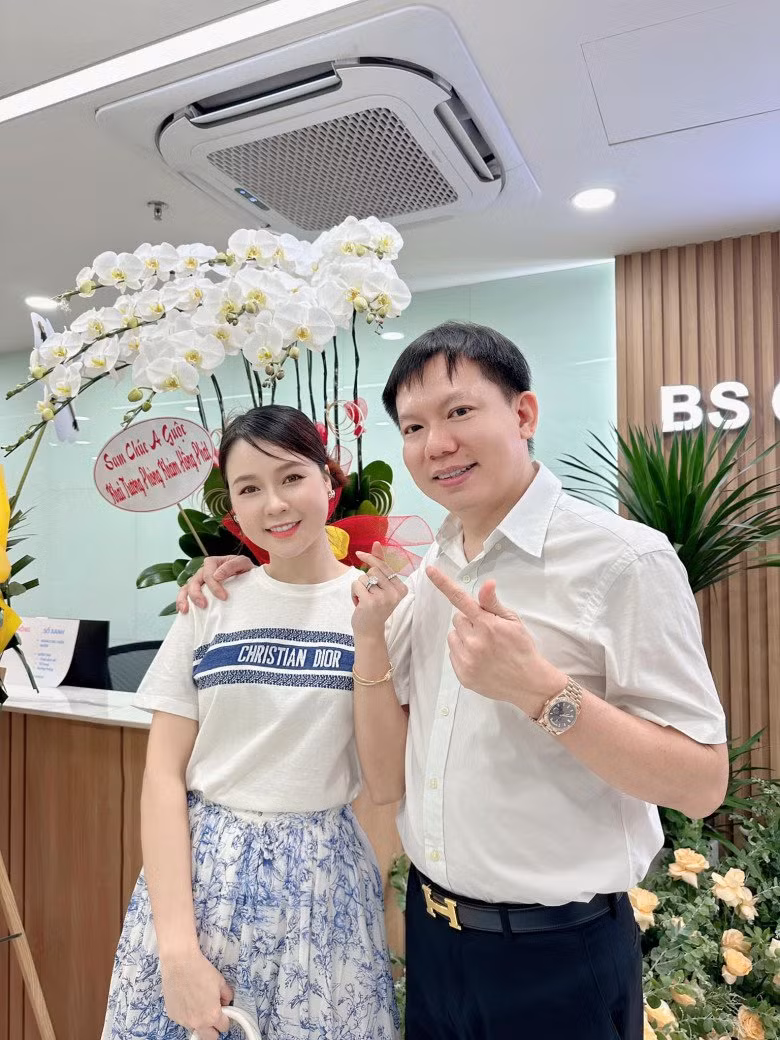 Theo dõi Sam trên MXH những bài đăng sau đó, công chúng lại càng như tin chắc rằng, chuyện Sam lên thiên chức mẹ lại càng có cơ sở khi cô xuất hiện trong hàng loạt item thời trang cộp mác bà bầu.