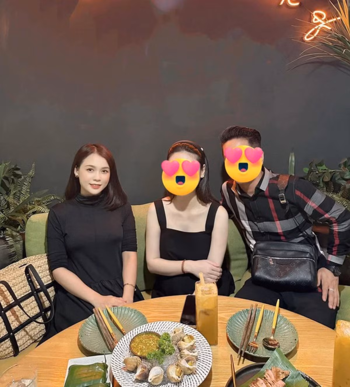 Những tấm hình cô chia sẻ lại có phong cách thời trang rất khác biệt, khác hoàn toàn so với phong cách thường thấy của hot girl trước đó.