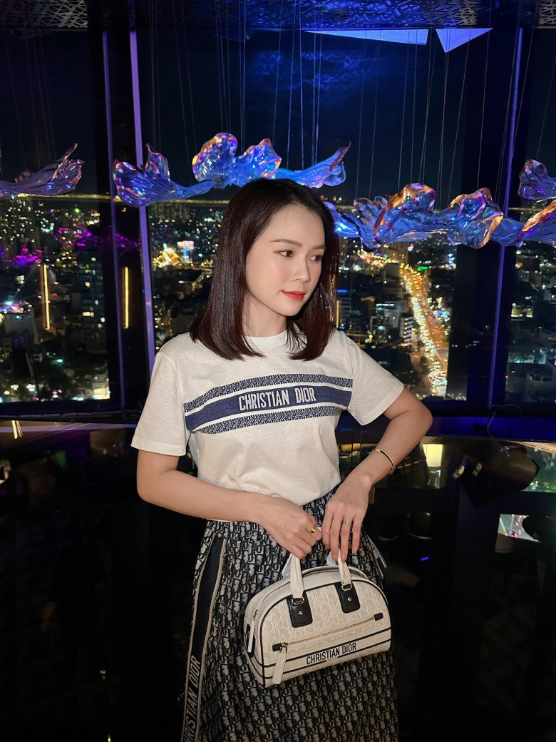 Cô không lấn sân phong cách gợi cảm, quyến rũ như 1 số hot girl khác ở tuổi 30 nhưng vẫn khiến người ta phải bàn tán nhiều. Ảnh: Tổng hợp