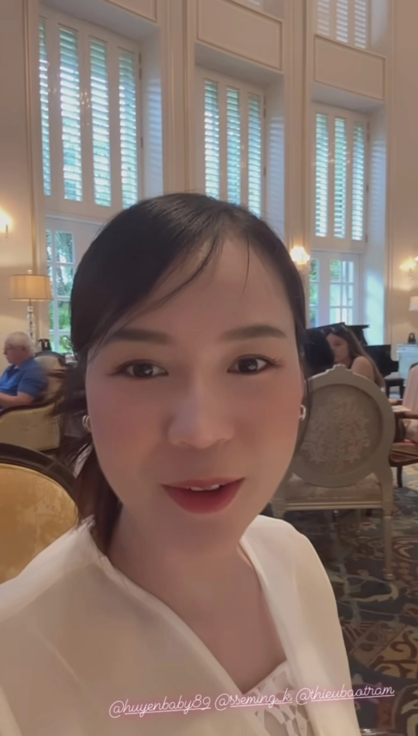 Đặc biệt, hot girl 50 tỷ này còn lộ vòng 2 to bất thường khi diện trang phục rộng rãi. Loạt chi tiết này khiến cư dân mạng cho rằng cô đang mang thai con đầu lòng.