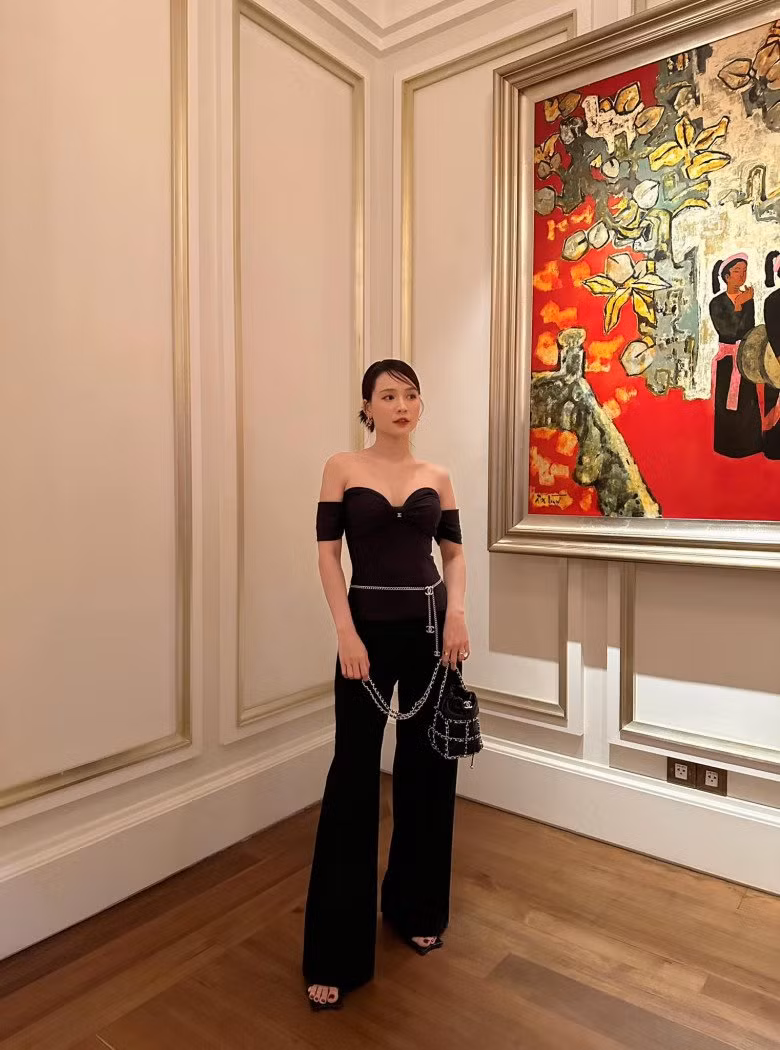 Nữ MC thường xuyên xuất hiện trong những set đồ giá trị lên tới tiền tỷ.